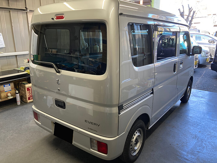 令和7年エブリイのカーフィルム施工後の右後ろ
